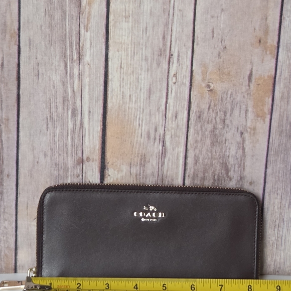 Coach Brown ZipAround Wallet EUC - Picture 3 of 14